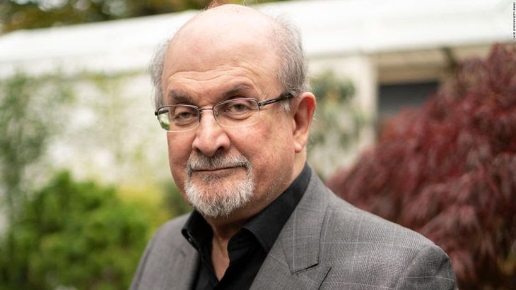  Tras intento de asesinato Salman Rushdie podría perder un ojo